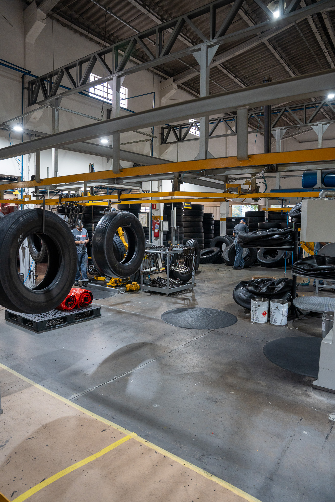 Pneus e equipamentos na área de trabalho da recapadora